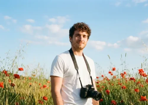 Portrait de l'artiste Enric Quintana dans un champ de coquelicots