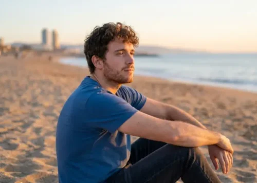 Portrait de l'artiste Enric Quintana sur la plage de Barcelone