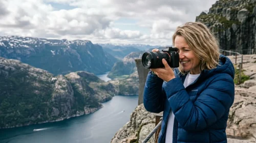 Artiste Sigrid Voll prenant une photographie dans les montagnes norvégiennes